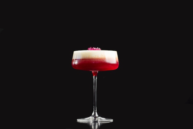 Pink Clover Club Cocktail en verre coupé avec couche de mousse et garniture de fleurs isolées