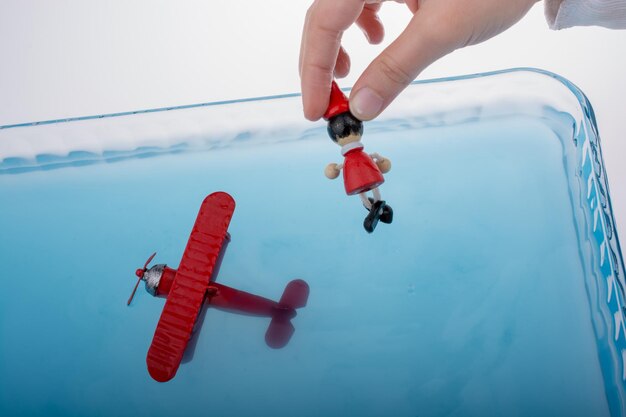 Photo pinocchio et un modèle d'avion dans l'eau