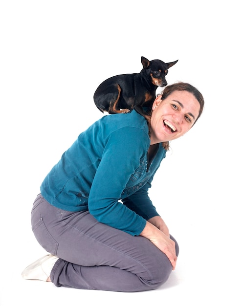 Photo pinscher en miniature et une femme dans le studio