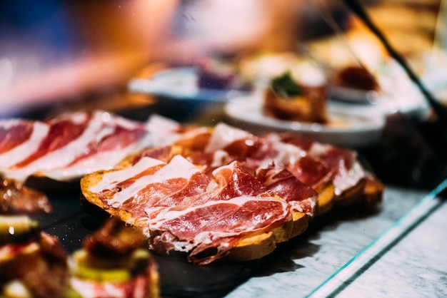 Pintxos et tapas au bar d'un bar à Donostia San sebastian