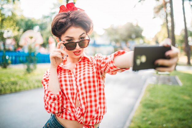 Pinup Sexy Lady Fait Selfie Devant La Caméra Dans Le Parc