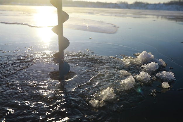 Photo piolet vis à glace sur la pêche hivernale dans les grottes de glace la glace est très propre et belle le lac baïkal