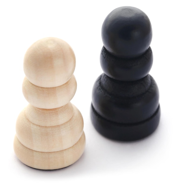 Pion en bois pour jeu d'échecs sur fond blanc