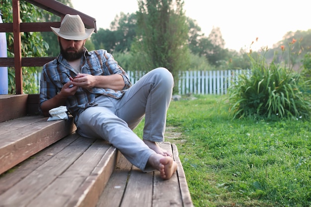 Pipe à fumée homme en plein air