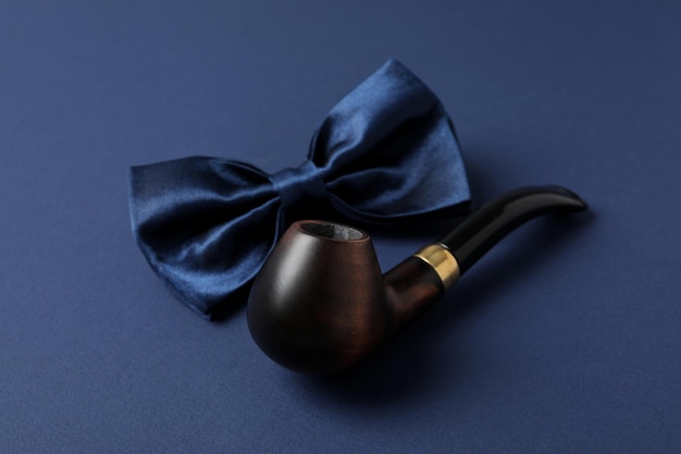 Pipe et noeud papillon sur fond bleu