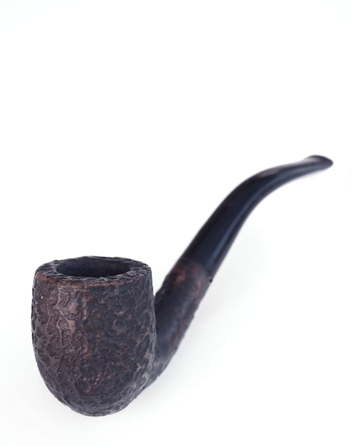 Pipe de tabac à fumée en bois vintage isolée sur blanc