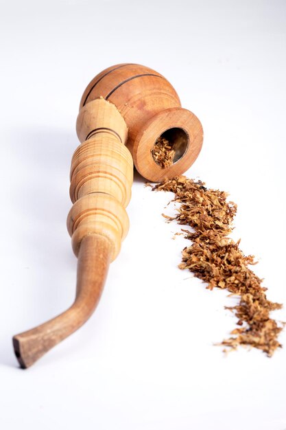 Pipe verticale en bois avec du tabac sur fond blanc