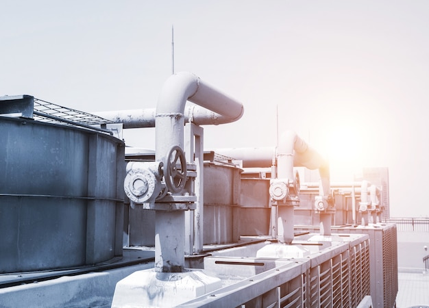 Photo pipeline et vannes d'équipement industriel avec la lumière du soleil