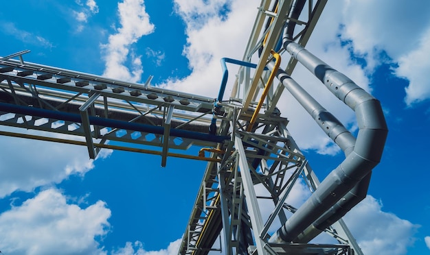 Pipeline de vapeur moderne pour l'industrie sur fond de ciel bleu