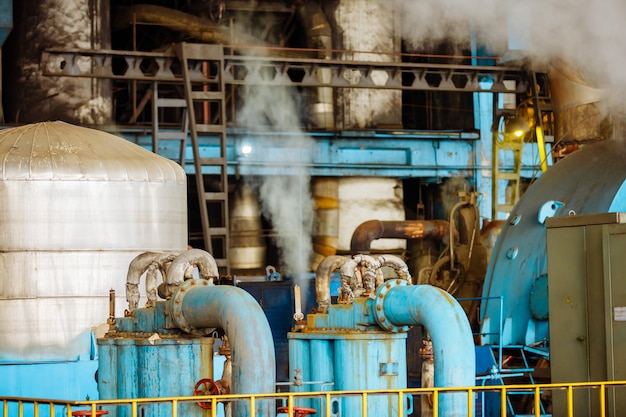 Pipelines et équipements Turbine à vapeur dans une centrale électrique Usine moderne avec vannes de pipeline Centrale électrique