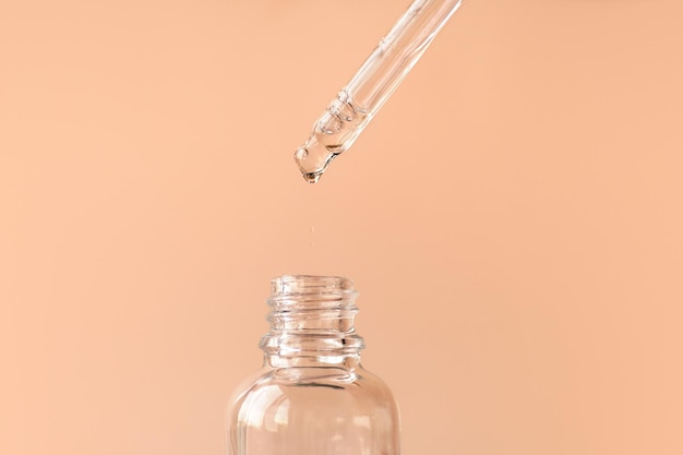 Pipette avec acide hyaluronique liquide transparent ou sérum concept de science et de soins de santé pour les cosmétiques