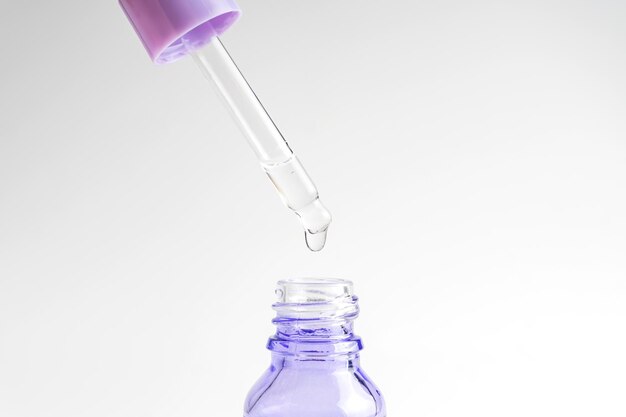 Pipette avec dose d'acide hyaluronique fluide sur fond blanc Concept cosmétique Traitement de soins de la peau