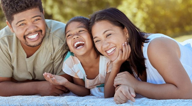 Photo pique-nique comique et enfant au parc avec des parents avec amour, paix et conversation folle dans la nature mère et père de famille amusants avec une fille et une blague sur un champ ou à la campagne