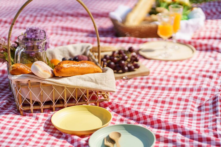 Pique-nique Déjeuner Repas Parc extérieur avec panier de pique-nique alimentaire profitant de l'heure du pique-nique dans la nature du parc en plein air
