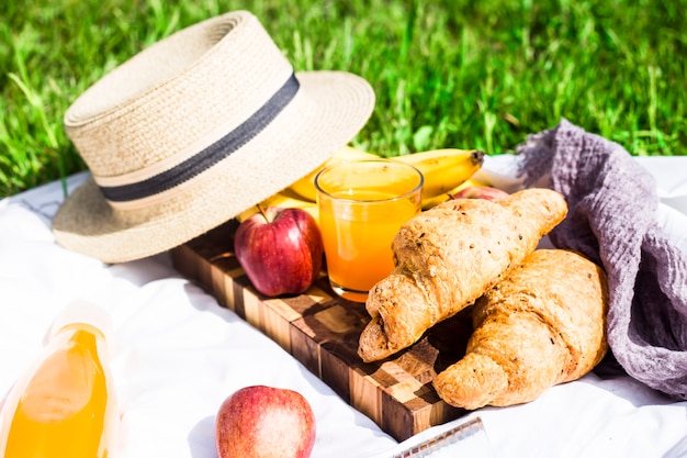 Pique-nique estival dans la nature avec des croissants