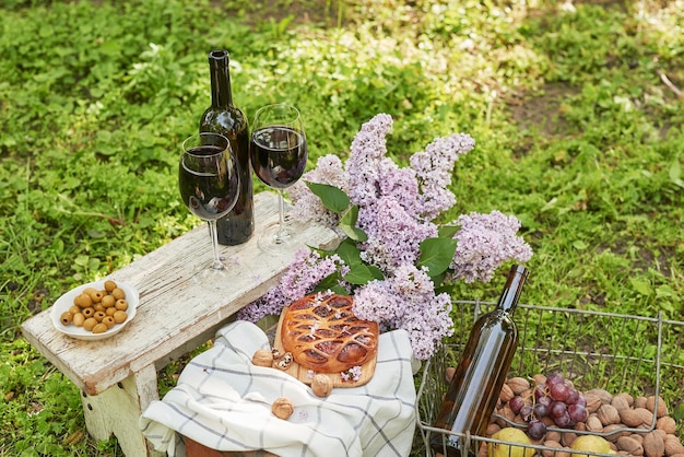 Pique-nique d'été dans le jardin Tarte au vin fruits et fleurs Nature morte Déjeuner et table de Pâques