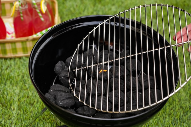 Pique-nique d'été avec petit barbecue au charbon dans le parc.