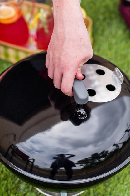 Pique-nique d'été avec petit barbecue au charbon dans le parc.