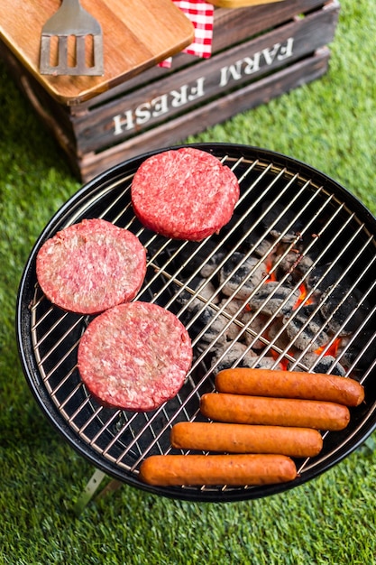 Pique-nique d'été avec petit barbecue au charbon dans le parc.