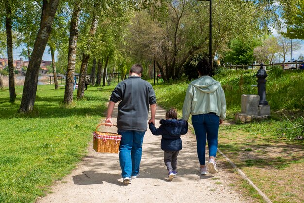 Pique-nique familial dans le parc