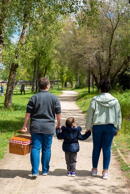 Pique-nique familial dans le parc