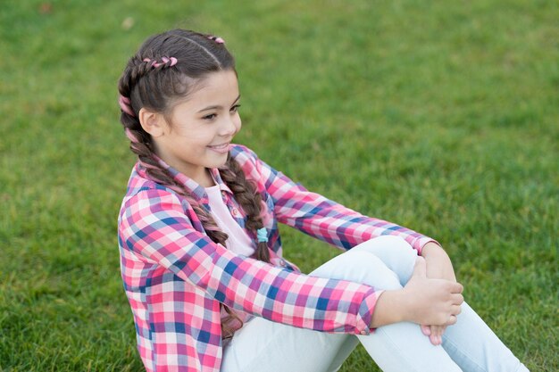 Pique-nique parfait meilleur week-end jamais petite fille se détendre sur l'herbe verte Parcs et plein air Nature printanière Pique-nique d'été Petite écolière aux cheveux à la mode enfance heureuse Pique-nique au parc avec la famille