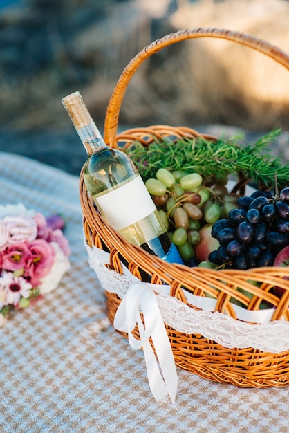 Pique-nique en pleine nature avec un panier de délicieux produits