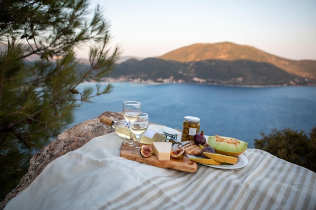 Pique-nique avec vue sur la baie de Grèce