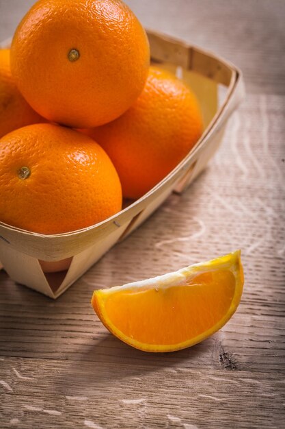 Piquet d'oranges sur le concept de nourriture et de boisson de planche de bois