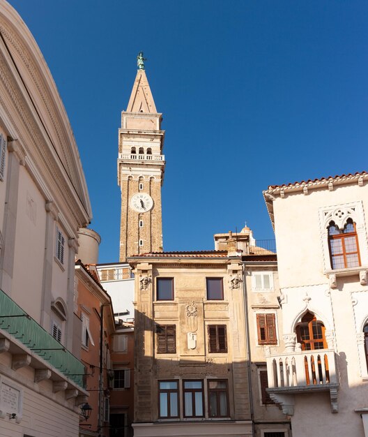 Photo piran avec le clocher de l'église paroissiale saint-georges en arrière-plan