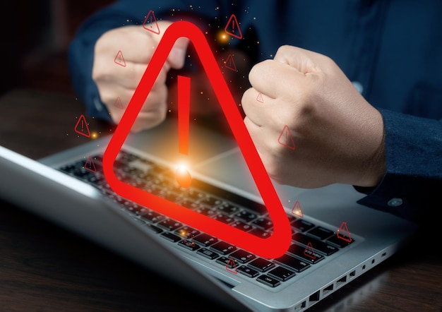 Un pirate informatique attaque et pirate les données sur les ordinateurs