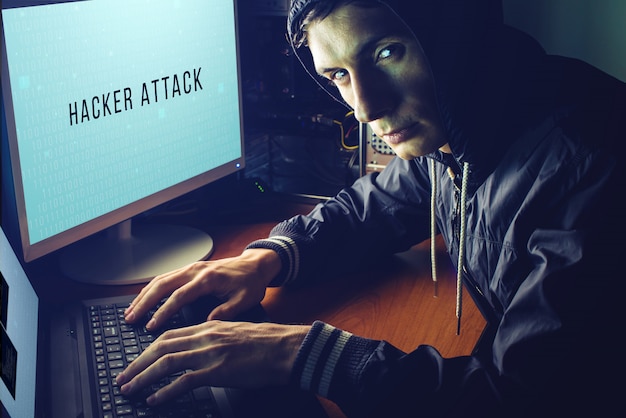 Photo un pirate informatique dans le noir brise l'accès aux informations volées