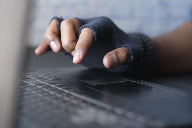 Un pirate informatique vole des données de l'ordinateur portable de haut en bas.