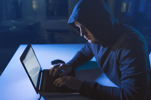 un pirate utilisant un ordinateur portable pour une cyberattaque