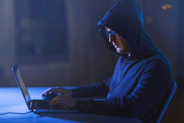 un pirate utilisant un ordinateur portable pour une cyberattaque