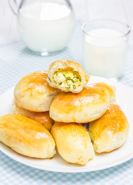 Pirogi de pâtisseries russes farcies aux œufs et à l'oignon vert