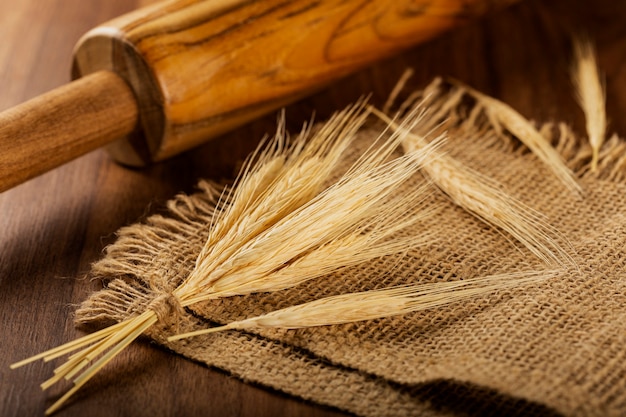 Épis de blé sur fond de bois