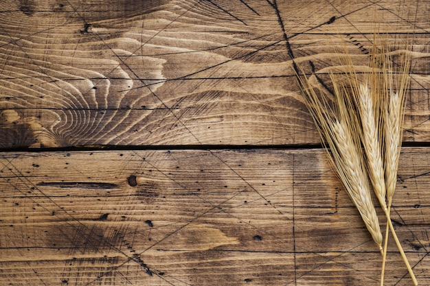 Épis de blé sur table en bois.