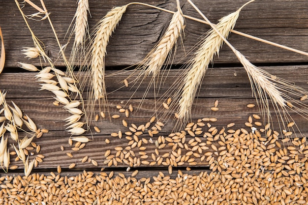 Épis de blé sur une vieille table en bois