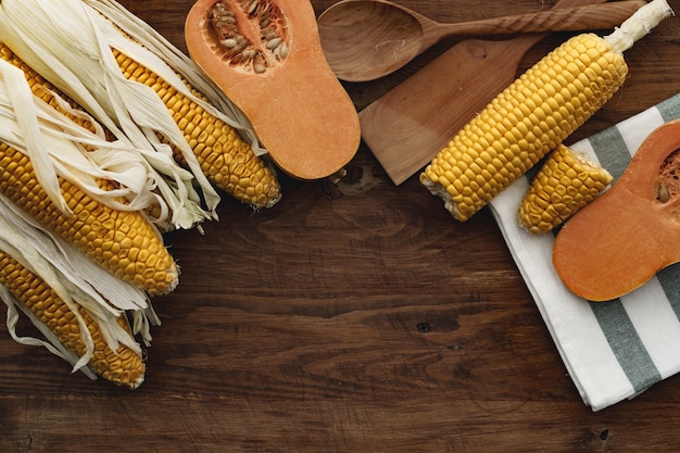 Épis de citrouille et de maïs sur la table de cuisine