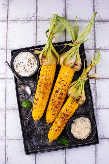 Épis de maïs grillés au parmesan