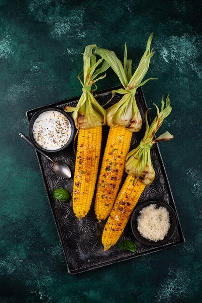 Épis de maïs grillés au parmesan