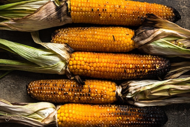 Épis de maïs rôtis sur table en pierre aliments biologiques grillés