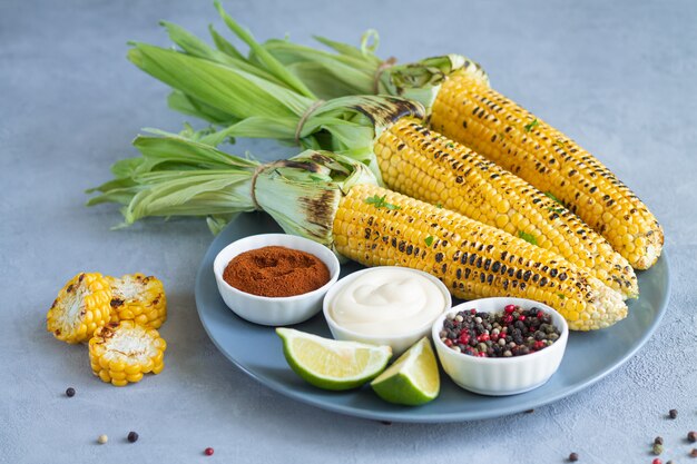 Épis de maïs sucré grillés aux herbes, sel et épices