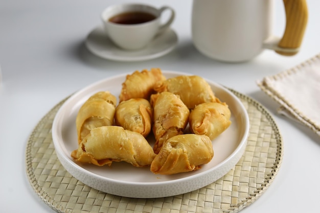 Pisang molen cuisine traditionnelle indonésienne à base de banane avec feuille de pâte à pâtisserie