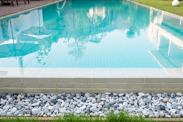 Piscine aqua carrelage pierre