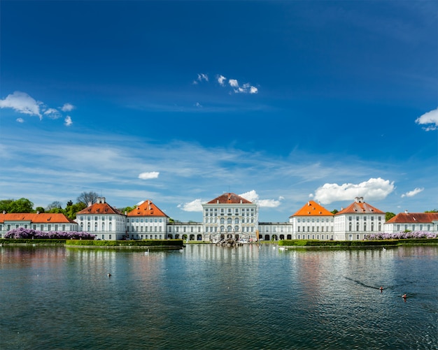 Piscine artificielle devant le château de Nymphenburg