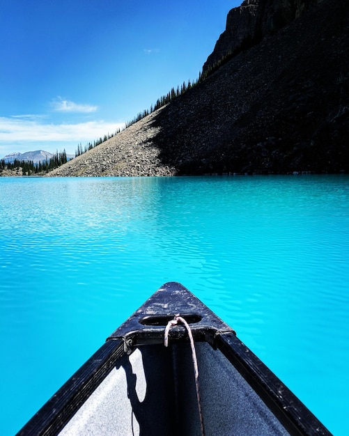 Photo piscine au bord du lac contre le ciel bleu