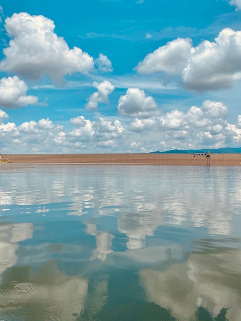 Photo piscine au bord d'un lac contre le ciel