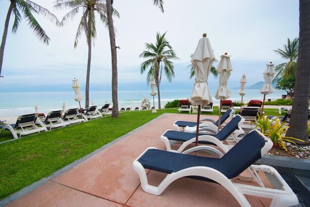 Piscine au bord de la mer avec cocotier hôtel de luxe moderne, île de Samui, Thaïlande